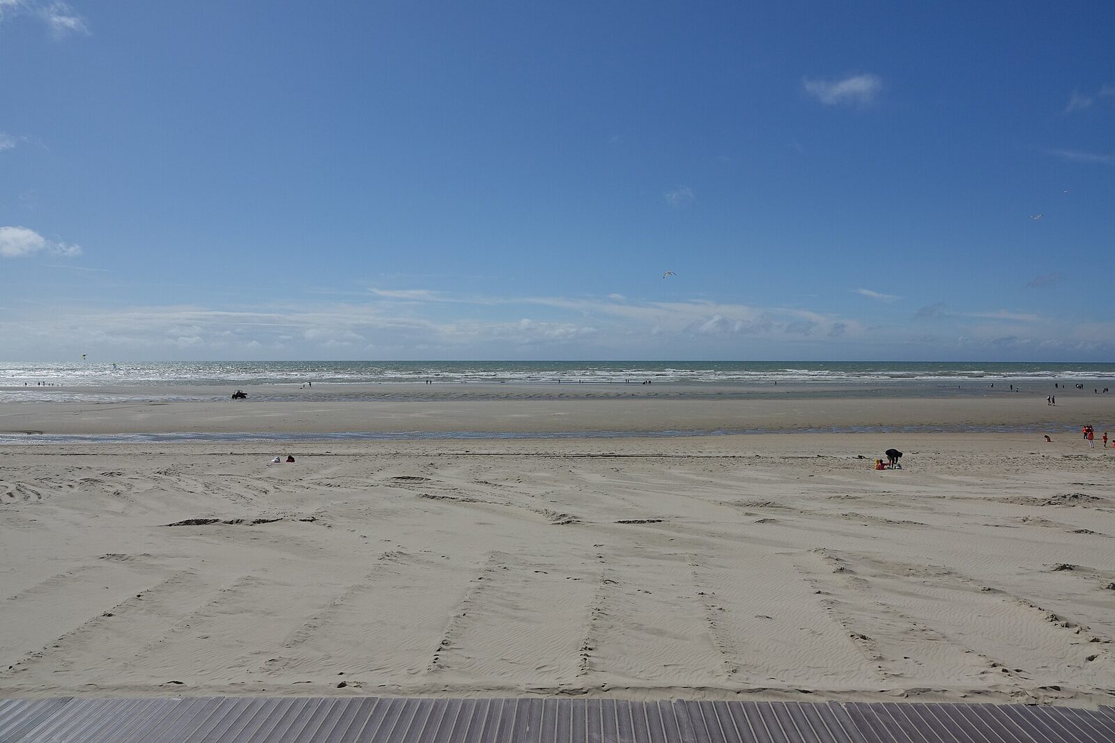 La grande plage de sable du Touquet à marée basse