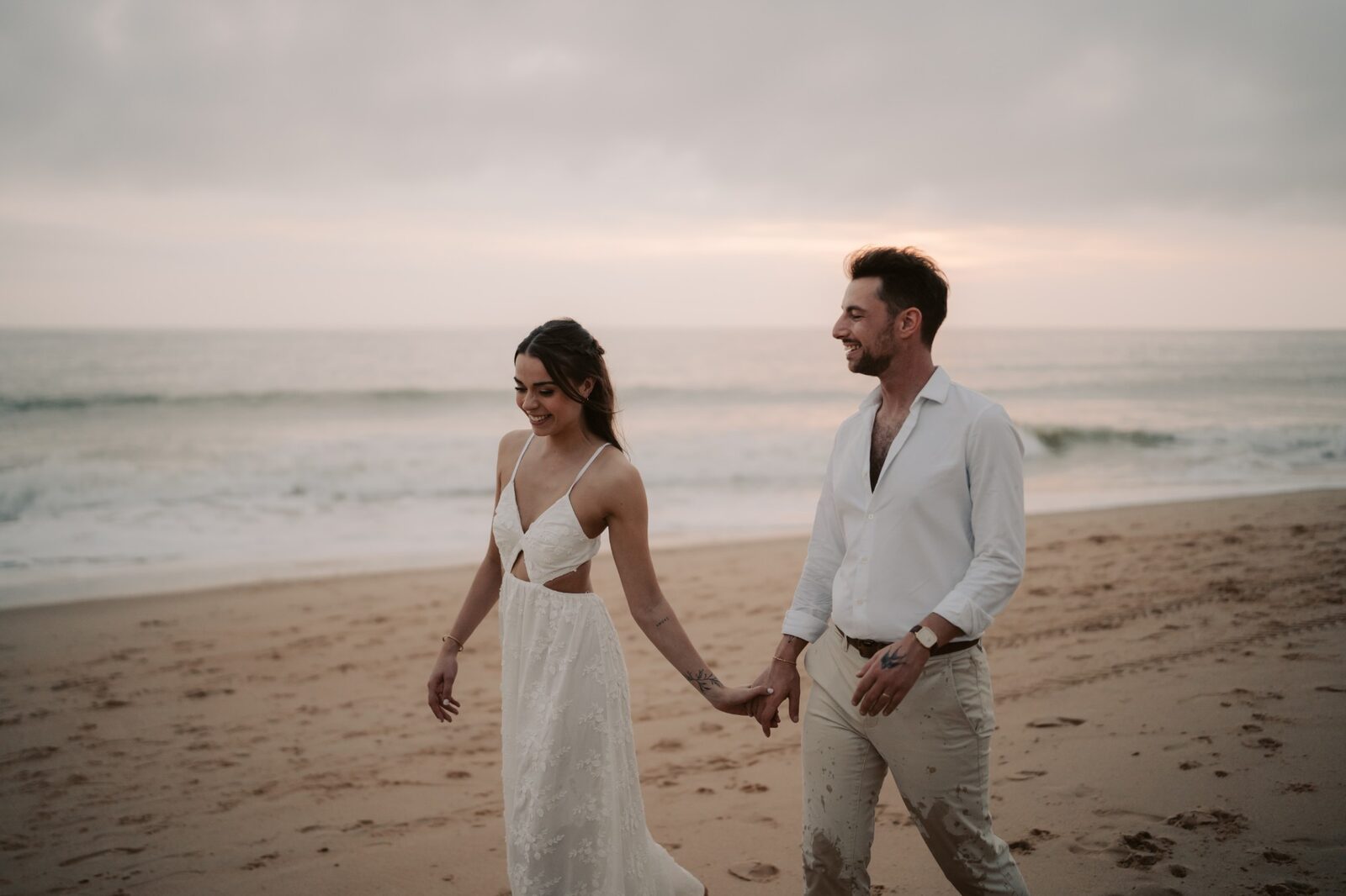 Laura et Maxime, main dans la main sur la plage, au coucher du soleil