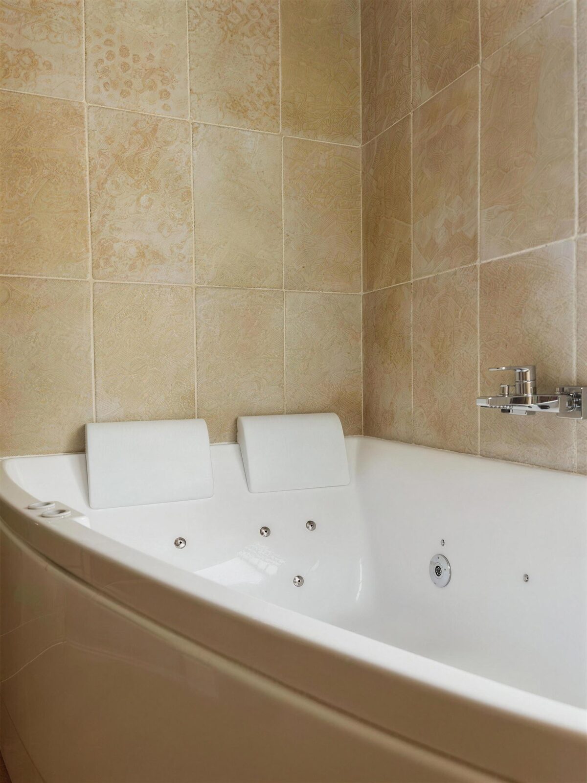 La baignoire balnéo d’angle de la salle de bains